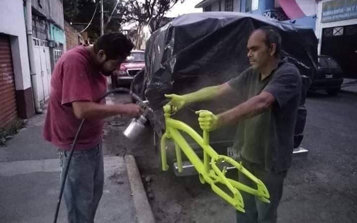 Ảnh vui 13-11: Sơn sườn xe phiên bản tình bạn