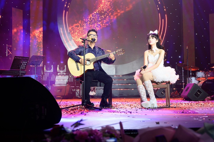 Bằng Kiều đệm đàn cho con gái nuôi hát