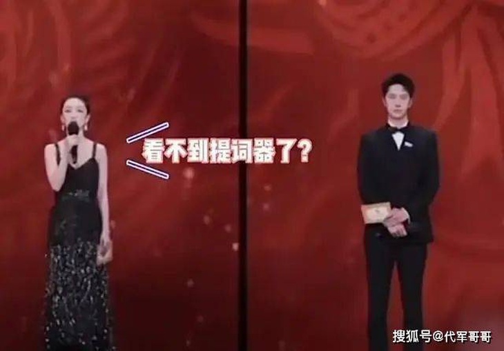 Châu Đông Vũ tập trung đọc chữ từ máy nhắc, quên mất bạn dẫn Vương Nhất Bác