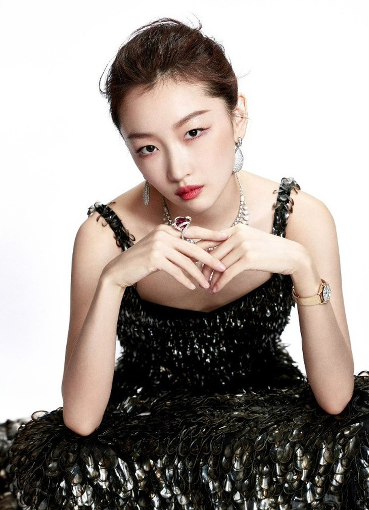 Châu Đông Vũ có hành động nhận "gạch đá" trong sự kiện trao giải Kim Kê 2023