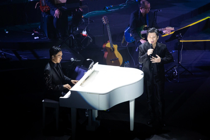 Đỗ Bảo và ca sĩ Tấn Minh trình diễn Những bức thư tình đầu tiên mở màn concert