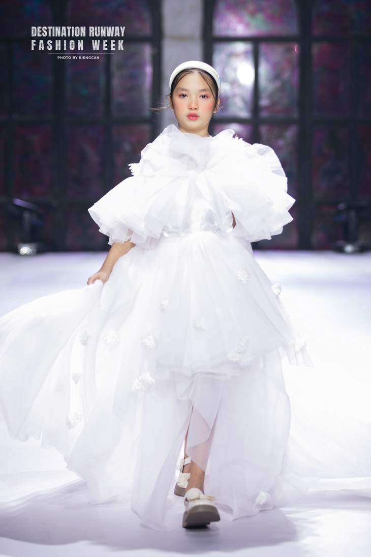 Firstface của bộ sưu tập là mẫu nhí Cherry Khánh My với gương mặt thanh tú, cô bé đã dẫn dắt tất cả khán giả chìm vào hoàng hôn.