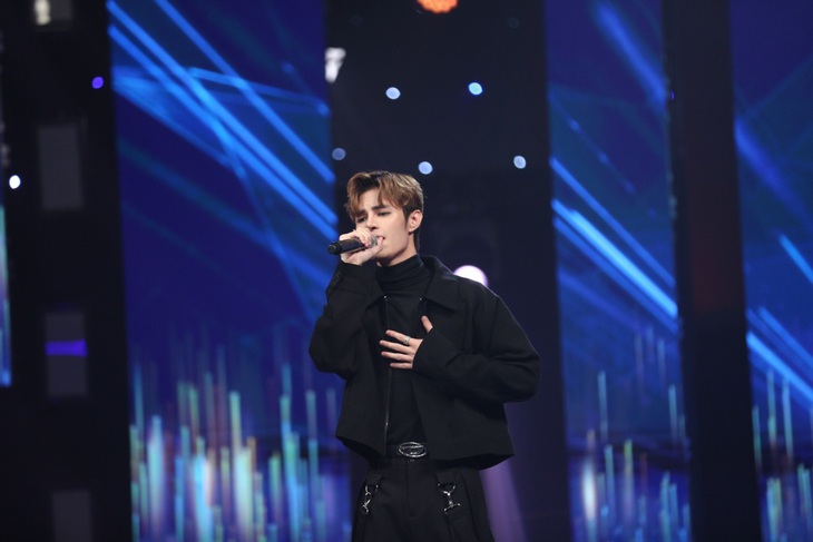 Duy Anh có ngoại hình sáng sân khấu, phong cách tự tin nhưng lại là "bản sao" Erik