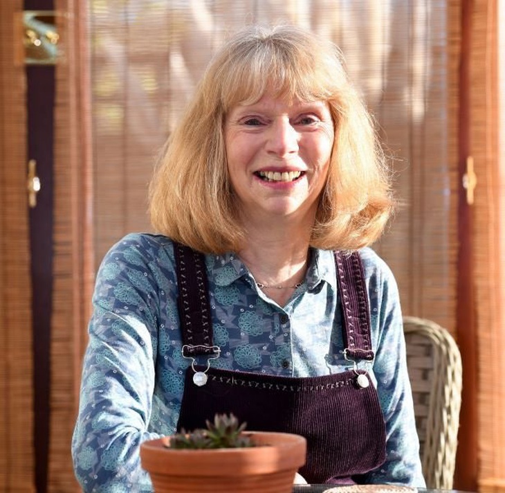 Yvonne Smith, 69 tuổi, tình nguyện viên thử nghiệm "máu trong phòng thí nghiệm" ở Anh.