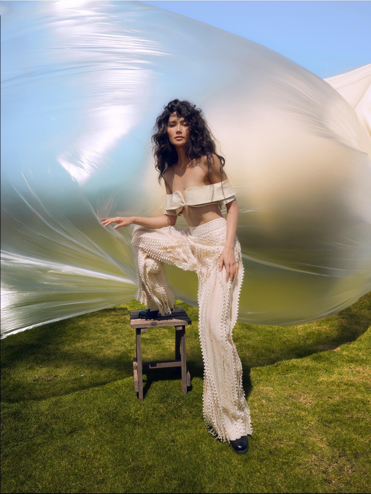 H'hen Niê tạo dáng độc đáo lấy cảm hứng từ thông điệp Chị đẹp đạp gió rẽ sóng