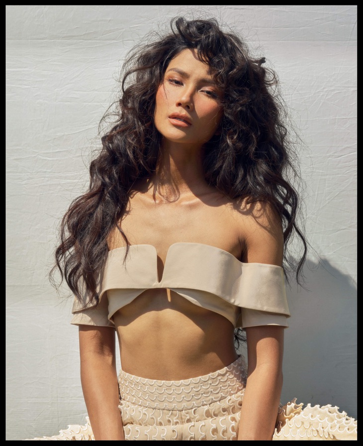 Nàng hậu thể hiện nhiều biểu cảm gương mặt khác nhau