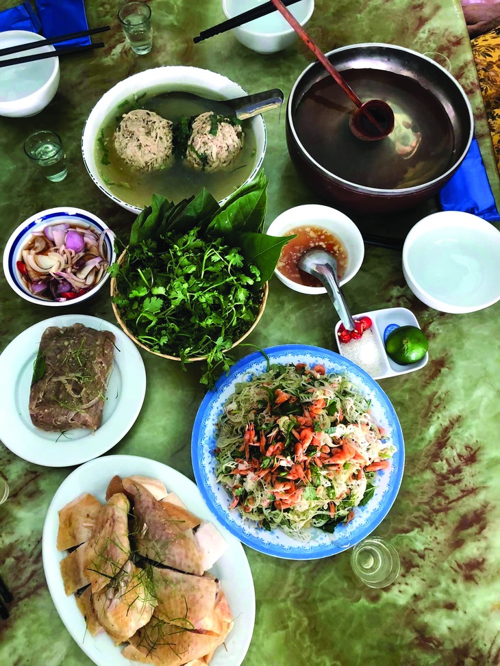 Mâm cơm ngày tháng chín đôi mươi có các món canh mọc rươi, nộm tép đồng hoa chuối, nem bì nắm, gà luộc.