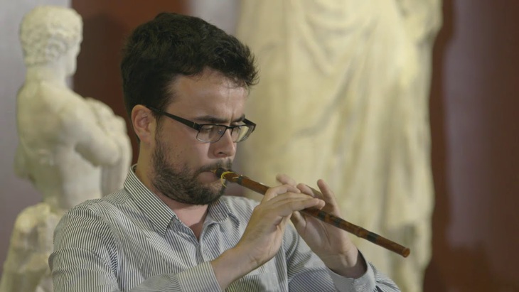 Ảnh cắt từ video trình diễn âm nhạc Hy Lạp tái hiện lại trong dự án của&nbsp;Armand D'Angour.