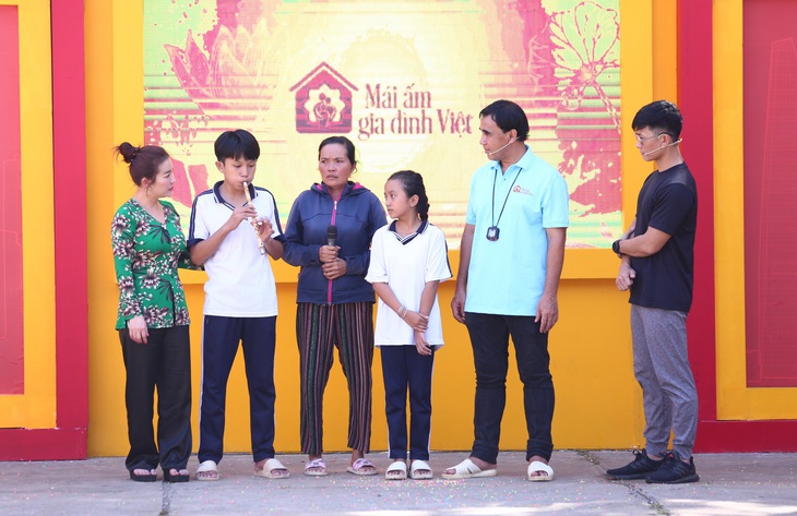 Nhân vật thứ hai là em Lê Thạch Chính, nhờ kỹ năng thổi sáo Chính thường biểu diễn để kiếm thêm thu nhập