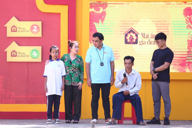 Yến Nhi luôn giúp đỡ cha và chị gái trong những công việc nhà và ước mơ trở thành bác sĩ để chữa bệnh và nuôi sống gia đình.