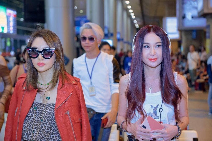 Khang Lê "chăm sóc" cho sao TVB Ôn Bích Hà (phải) khi cô đến Việt Nam dự sự kiện