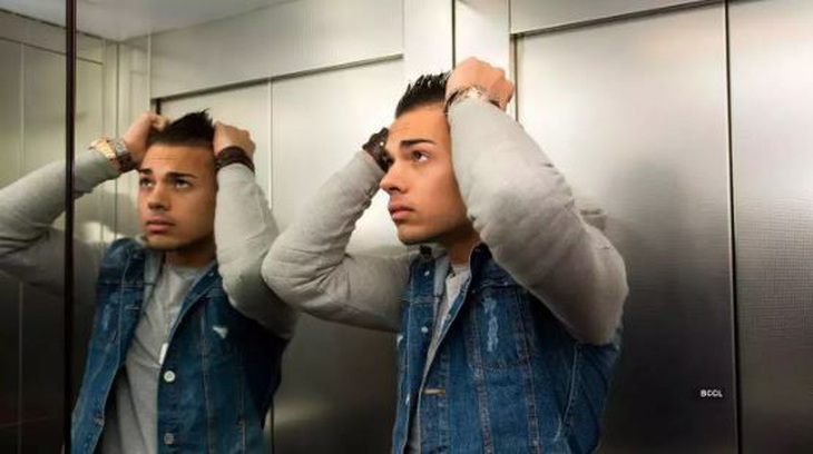 Anh chàng "số nhọ" toàn tập sau khi gặp sự cố với chiếc thang máy.