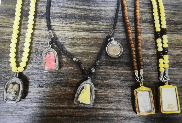 Những lá bùa được Chu mua trên mạng và "phù phép" để bán lại cho ông Vương với giá cao.