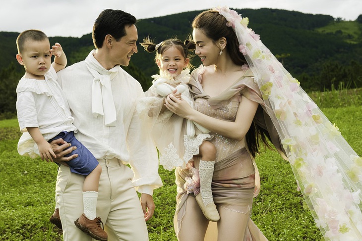 Dẫu đẹp mắt nhưng MV này của Hà Hồ được đánh giá là mang đậm tính thương mại khi xuất hiện quá nhiều hình ảnh của nhãn hàng mà gia đình cô đang quảng cáo. Trước nhận định này của người xem, Hà Hồ "thanh minh": Nếu nghệ sĩ không có sự đồng hành của nhãn hàng thì "không biết đến bao giờ mới có một đồng lương hưu".