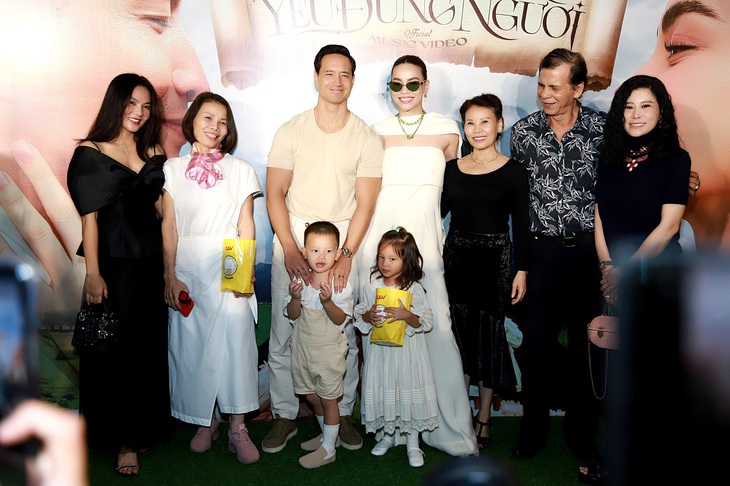 Hồ Ngọc Hà bên gia đình và người thân