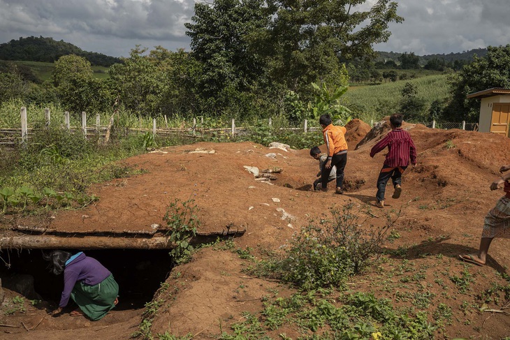 Trẻ em người Karen tập chạy trốn xuống hầm lánh nạn khi đang trong lớp học nếu có báo động pháo kích hay ném bom. Ảnh: Globe and Mail