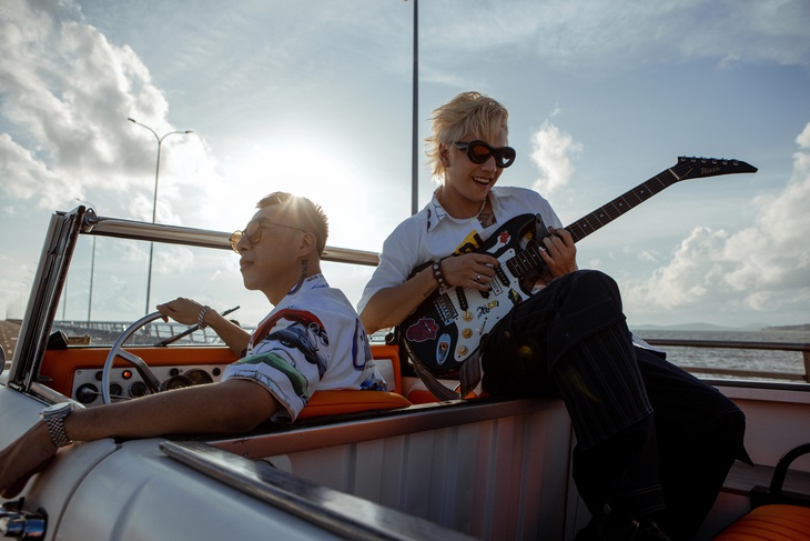 Với màn trở lại lần này, ca khúc EMOI EMOI được hy vọng sẽ tạo trend với giai điệu “bánh cuốn", phù hợp cho những thử thách vũ đạo trên TikTok.