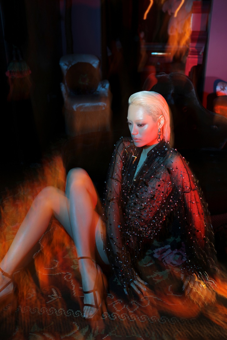 Người mẫu Hoàng Yến được nhà thiết kế Nguyễn Công Trí "chọn mặt gửi vàng" trong bộ ảnh lần này