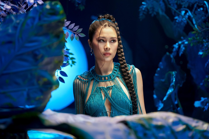 Nữ ca sĩ Phúc Anh vừa thêm một MV mới vào album đầu tay THENA của cô.