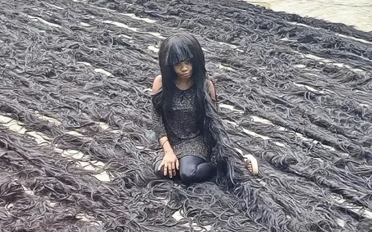 "Muốn xỉu" với bộ tóc giả dài hơn 7 cái hồ bơi Olympic