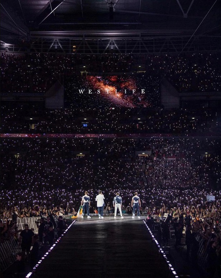 Sức nóng của nhóm nhạc nam đã được khẳng định với thành tích "cháy vé" trong 4 tiếng đồng hồ mở bán đêm nhạc đầu tiên. Sân khấu concert Westlife tại TP.HCM sẽ được thiết kế đặc biệt hình chữ T để khán giả được giao lưu với thần tượng nhiều hơn