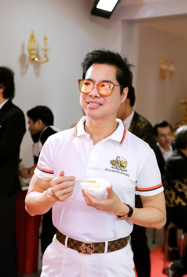 Ngọc Sơn thành lập công ty gạo hỗ trợ đầu ra cho người nông dân và làm thiện nguyện