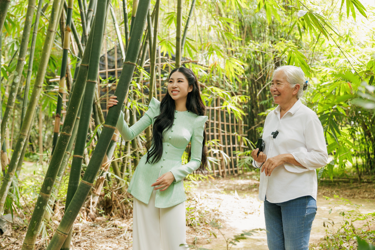 Lan Anh thích thú khi nghe TS Diệp Thị Mỹ Hạnh - chủ tịch dự án Làng tre Phú An - giới thiệu về làng tre.