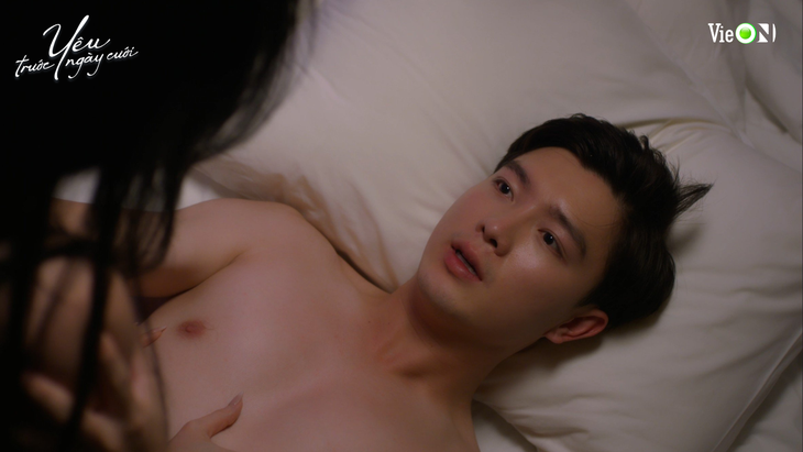 Bi Max thấy có vẻ ngại ngùng nhiều và bị toát mồ hôi khi đóng cảnh nóng.