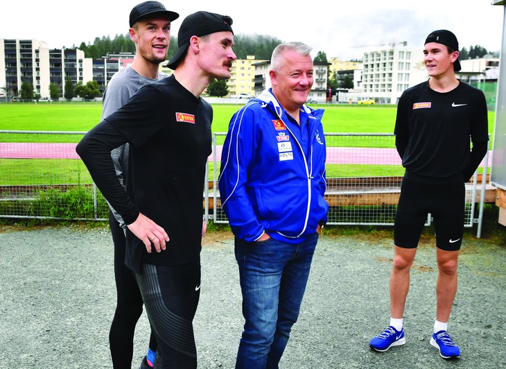 Ông Gjert cùng 3 cậu con trai tài năng. Ảnh: REUTERS