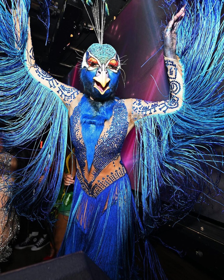 "Nữ hoàng Halloween" Heidi Klum trong tạo hình chim công xanh