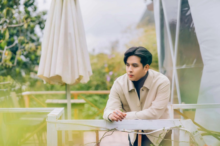 Khi không đi hát, Hồ Quang Hiếu cho biết anh và vợ hầu như chỉ ở nhà. Sau 2 tháng lấy vợ, nam ca sĩ nói cân nặng đã tăng gần 10kg.