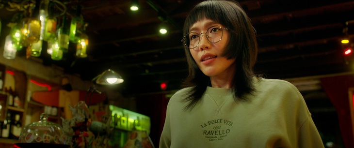 Tạo hình “mọt sách” và rụt rè của Diệu Nhi trong Trên bàn nhậu dưới bàn mưu gây tò mò cho khán giả.