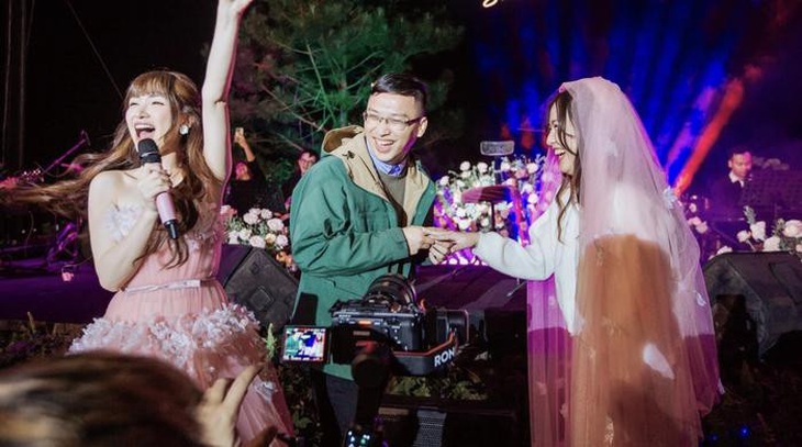 Nữ ca sĩ tự nhận là người mát tay giúp 10 cặp đôi cầu hôn thành công