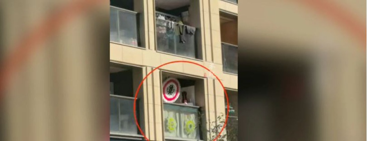 Ban công của căn hộ được ông chủ "khó tính" biến thành một nhà tang lễ.