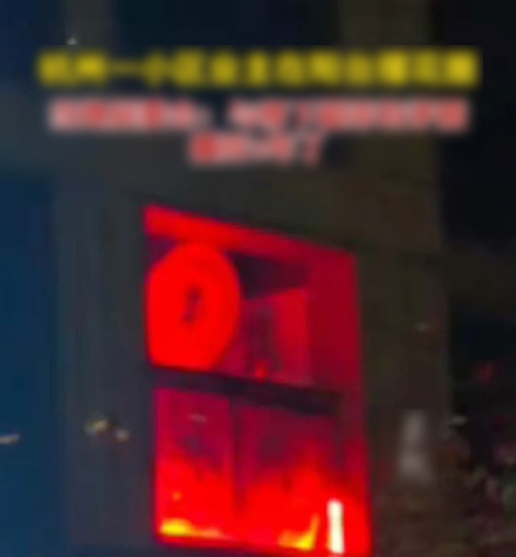 Buổi tối, gia chủ bật đèn đỏ khiến căn hộ càng thêm u ám.