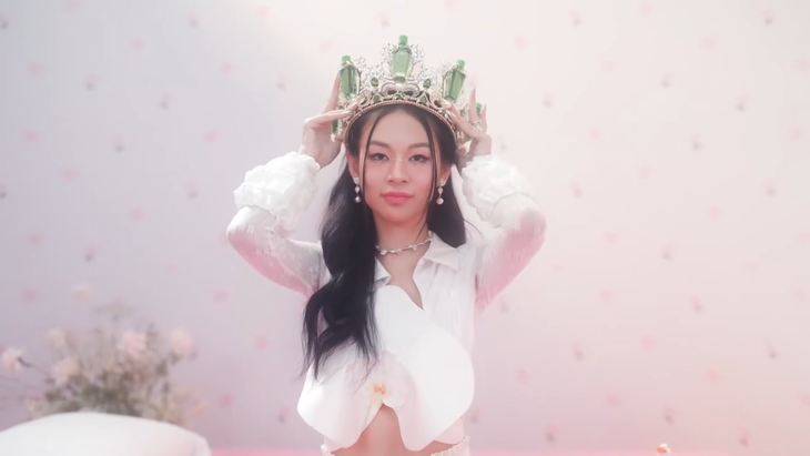 Phí Phương Anh đội vương miện dầu gió xanh độc lạ