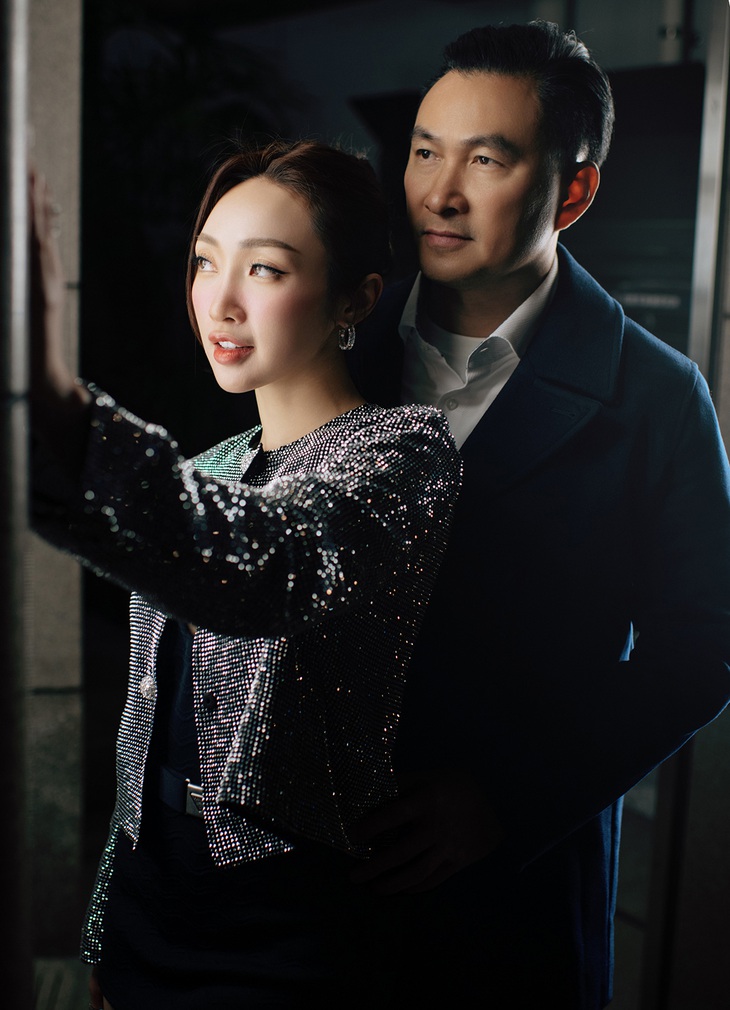 Trong khi chồng con mặc kín mít để giữ ấm thì Lý Thùy Chang diện áo khoác hàng hiệu lấp lánh kết hợp váy ngắn, tôn chân thon. Nhan sắc sau sinh của bà xã Chi Bảo khiến nhiều chị em ngưỡng mộ.