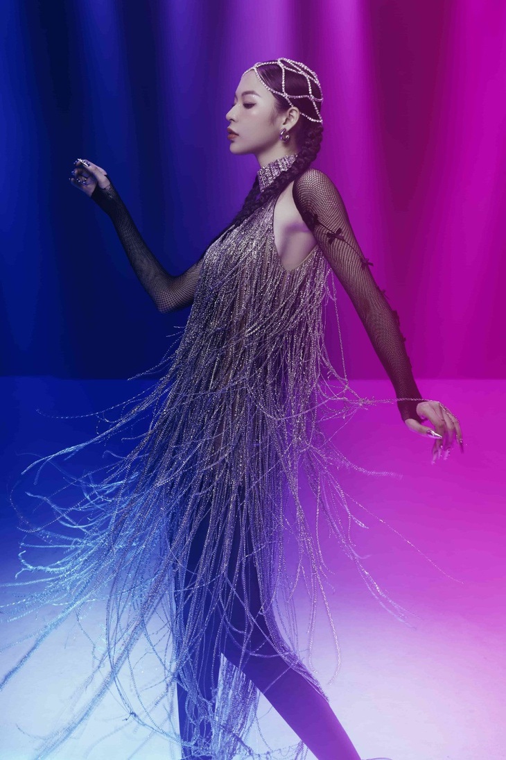 Phí Phương Anh mất nhiều thời gian khi thực hiện cảnh quay cô diện bộ váy 20kg, vì có cân nặng bằng 1/2 của nữ ca sĩ nên trang phục gây khó khăn trong việc di chuyển và thể hiện vũ đạo