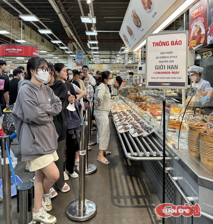 Dòng người xếp hàng trước khu vực gà rán nguyên con luôn trong tình trạng "S.O.S". (Ảnh: VŨ NGUYỄN)