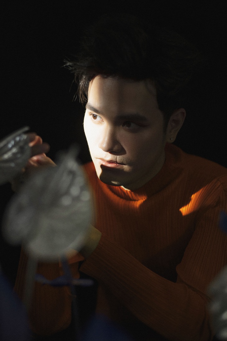 Ngày 30-11 sắp tới đây, Khắc Hưng sẽ cho ra mắt album đầu tay của mình mang tên 'Người lạ trong mơ'.