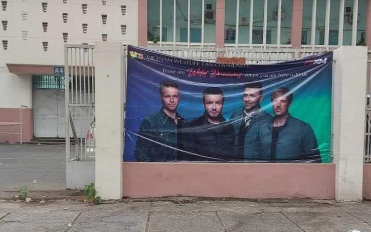 Ảnh vui 22-11: Băng rôn xì tai cây nhà lá vườn cho Westlife