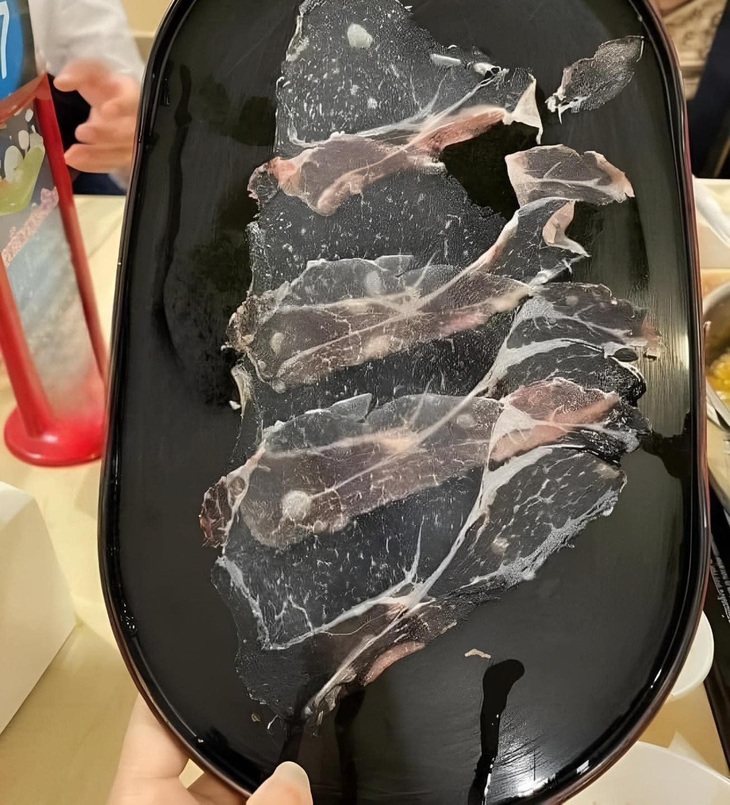 Được bữa đi ăn cải thiện lại gặp cao thủ "thái thịt".