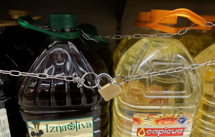 Những chai dầu ô liu bất ngờ trở thành "nguồn cơn" gây ra tình trạng trộm cắp tăng vọt - Ảnh: REUTERS