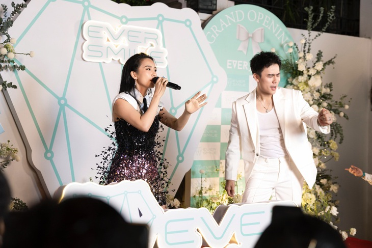 Phạm Lịch nhiệt tình hát liên tục 4 ca khúc để "đốt cháy" không khí ngày khai trương, trong khi Trần Anh Huy say sưa diễn vũ đạo minh họa