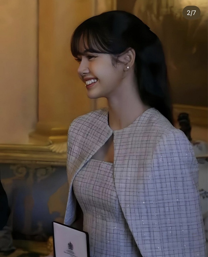 Thần thái của Lisa trở thành chủ đề bàn luận rôn rả trên mạng