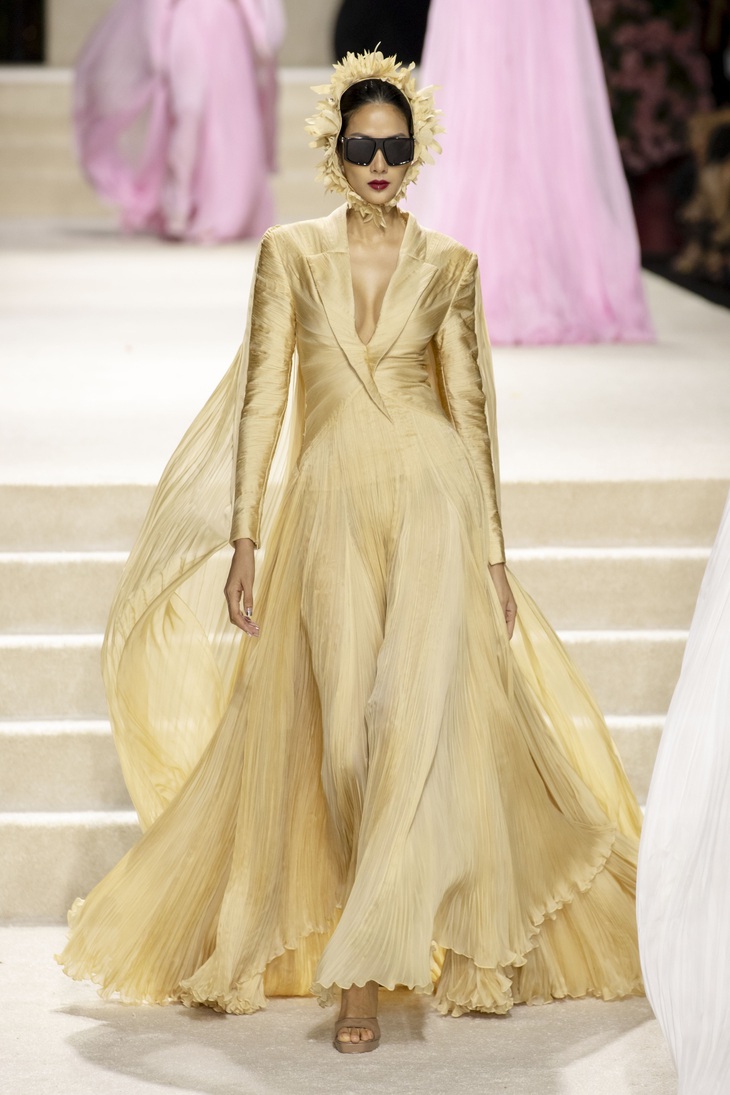 H'Hen Niê cùng dàn hậu lăng xê váy áo cắt xẻ táo bạo của CONG TRI- Ảnh 9.