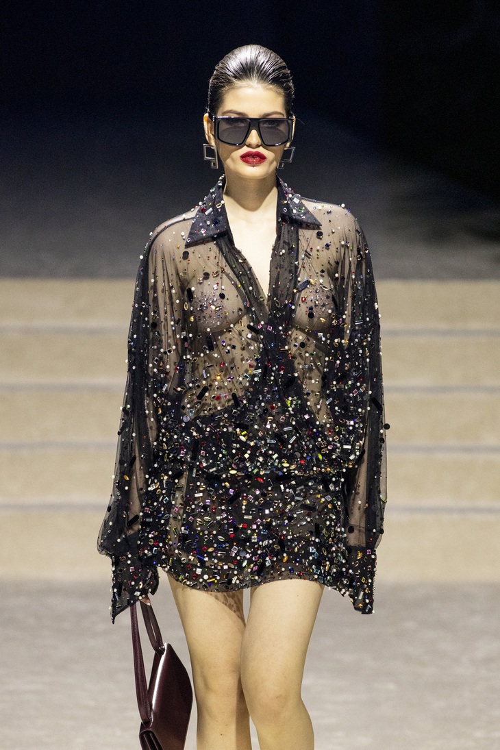 Bộ váy áo sequin, kết đá lấp lánh chắc chắn làm hài lòng các tín đồ thời trang trong mùa lễ hội cuối năm.