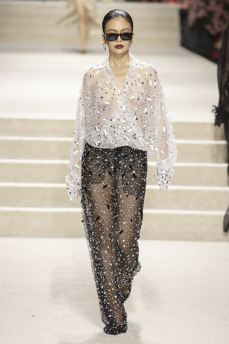 Váy xuyên thấu thể hiện trọn vẹn tinh thần sang trọng, tinh tế của CONG TRI thông qua lăng kính hiện đại và có phần táo bạo, gợi cảm 