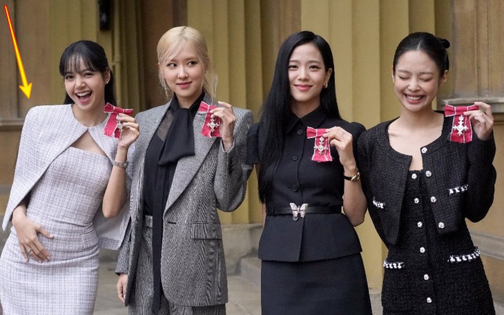 Mỹ nhân người Thái cũng mặc trang phục sáng nổi bật khi các chị em đều trung thành với tông đen