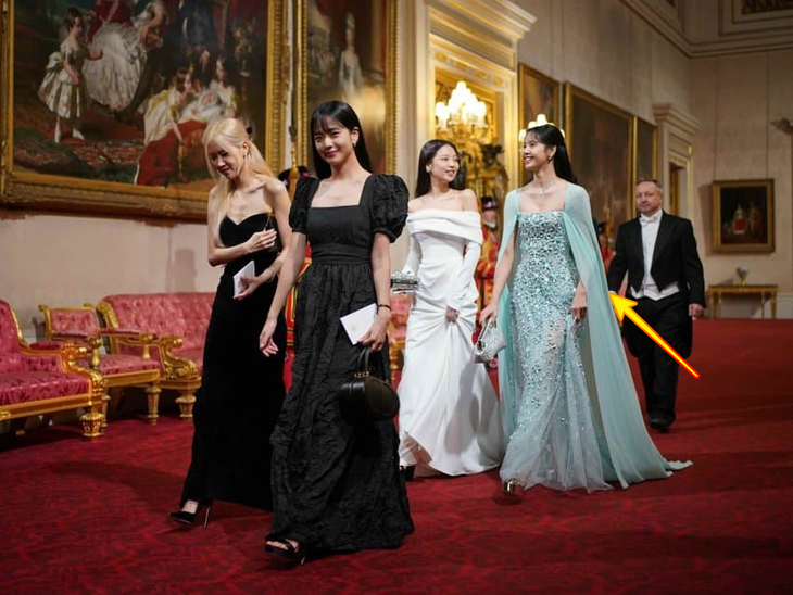 Lisa mặc váy xanh đính sequin lấp lánh, khác biệt với các chị em Hắc Hường